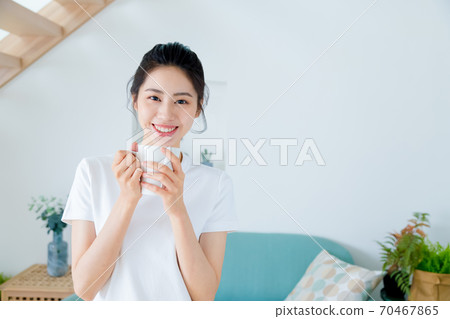美麗的女人在家裡享受咖啡 70467865