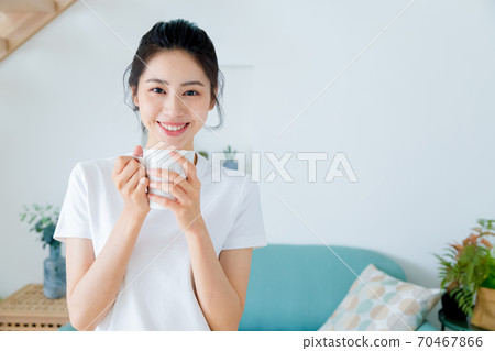 美麗的女人在家裡享受咖啡 70467866
