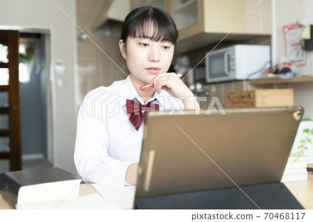 高中女生在家上遠程課 70468117