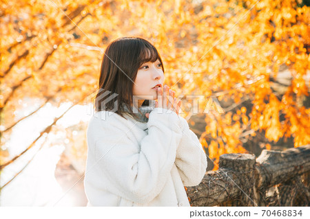 女人冷和秋天的落葉 女人冷和秋天的落葉 70468834