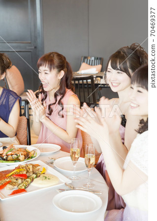 A woman who applauds A woman who applauds 70469377