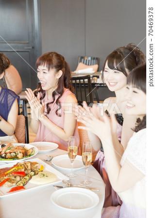 A woman who applauds A woman who applauds 70469378
