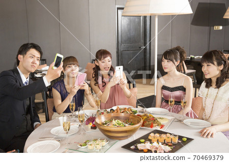 男人和女人用智能手機拍攝 70469379