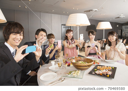 男人和女人用智能手機拍攝 70469380