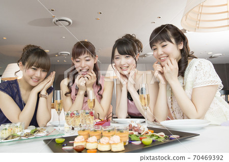 Girls' party image Girls' party image 70469392