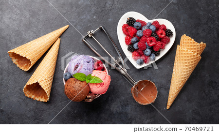 Berry, vanilla and chocolate ice cream sundae Berry, vanilla and chocolate ice cream sundae 70469721