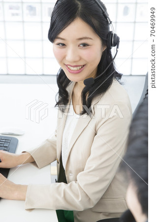 Female operator 70469949