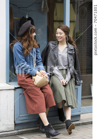 Woman talking in the city 70471801