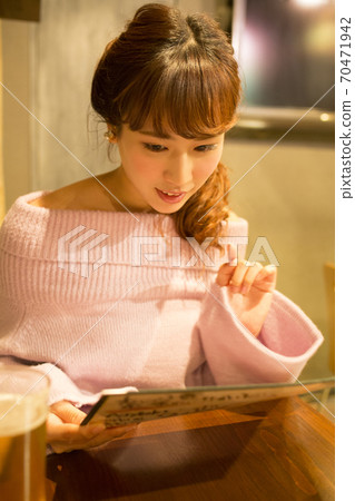 選擇菜單的婦女 選擇菜單的婦女 70471942