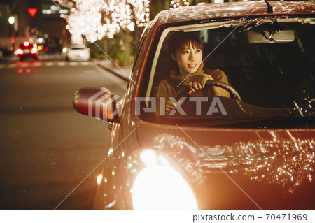 晚上開車的女人 70471969