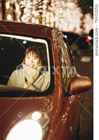 一個女人騎著一輛車 70472059