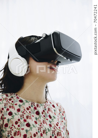 一個女人看著VR 70472241