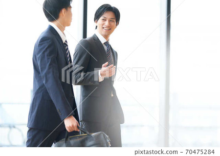 走路時說話的兩個商人 70475284