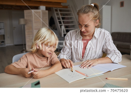 Teacher teaching the child 70475620