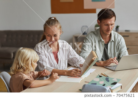 Mother teaching her child 70475621