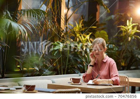 Coffee break in coffee shop Coffee break in coffee shop 70476856