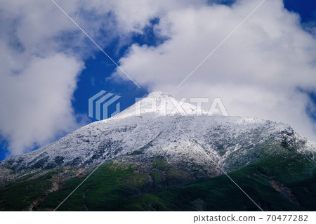 A crowned mountain 70477282