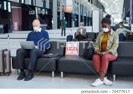 People sitting in waiting room 70477617