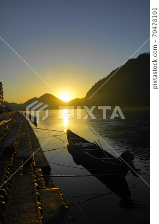 Nagara River sunrise and cormorant fishing Nagara River sunrise and cormorant fishing 70478101