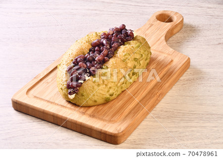 Red bean butter bread 70478961