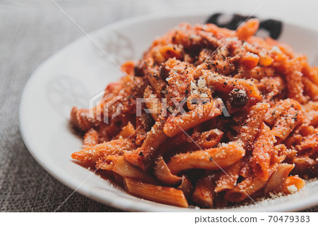 蘑菇和番茄醬通心粉低角度 蘑菇和番茄醬通心粉低角度 70479383