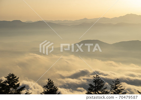 雲海山脈和森林輪廓/富士山第四站(大澤天文台) 雲海山脈和森林輪廓/富士山第四站(大澤天文台) 70479587