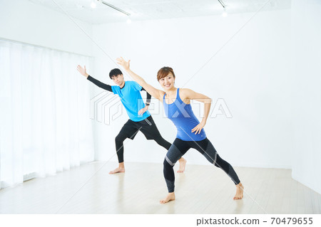 男人和女人做健美操 70479655