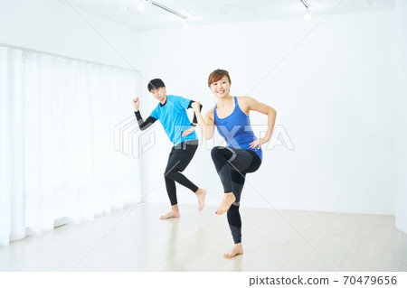 男人和女人做健美操 70479656