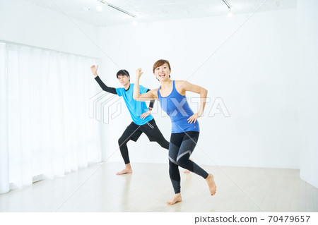 男人和女人做健美操 70479657