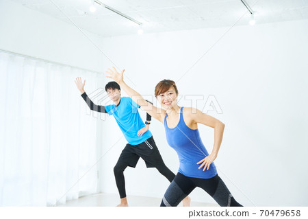 男人和女人做健美操 70479658