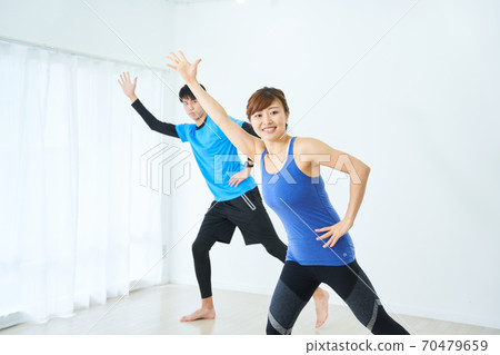 男人和女人做健美操 70479659