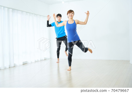 男人和女人做健美操 70479667