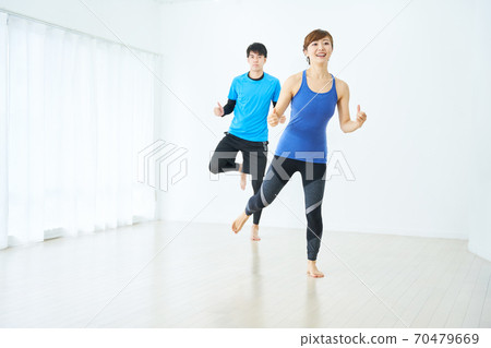 男人和女人做健美操 70479669