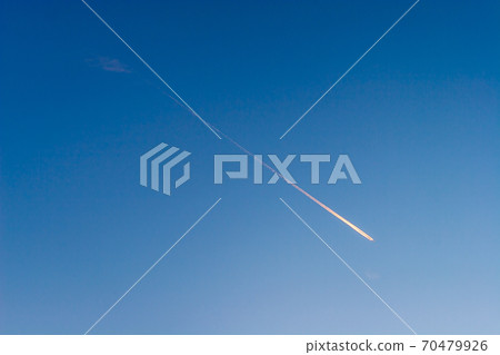冬天天空和飛機雲彩 冬天天空和飛機雲彩 70479926