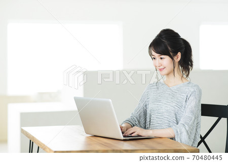 女性生活PC遠程辦公生活方式 70480445
