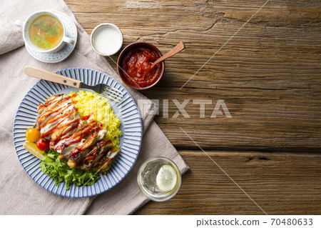 Chicken over rice table 70480633