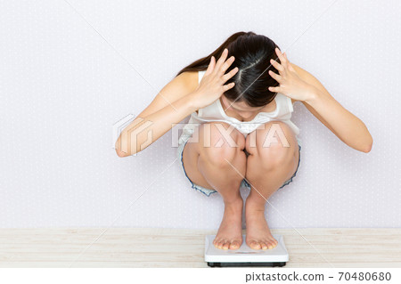 A woman who measures weight. A woman who measures weight. 70480680