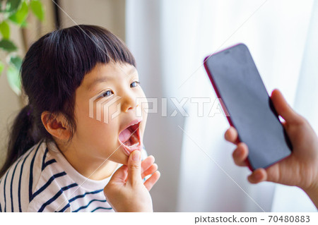 Girl in online practice 70480883