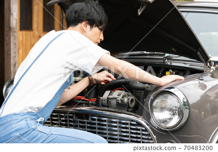 Man repairing a car 70483200