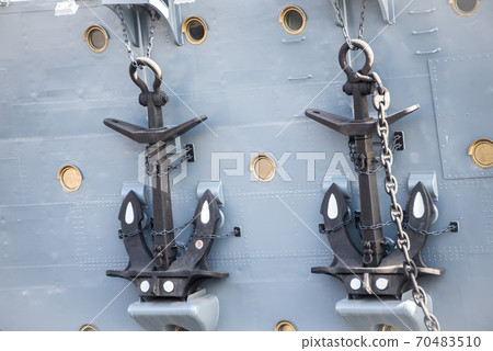 Ankors on the battle cruiser "Aurora" built in the 19th century on the Neva river in St. Petersburg 70483510