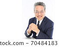 A businessman who puts his elbows on the table with a smiling smile 70484183