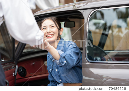 一名婦女在男子陪同下下車 一名婦女在男子陪同下下車 70484226