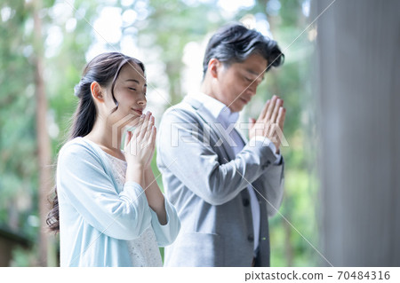 Men, women, parents and children 70484316