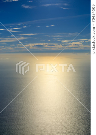 海面在陽光下閃閃發光 海面在陽光下閃閃發光 70484509