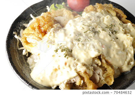 Hot chicken nanban bowl with plenty of tartar sauce with vegetables such as cherry tomatoes (white background) Hot chicken nanban bowl with plenty of tartar sauce with vegetables such as cherry tomatoes (white background) 70484632