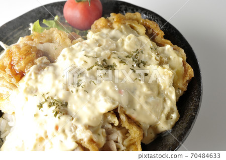 Hot chicken nanban bowl with plenty of tartar sauce with vegetables such as cherry tomatoes (white background) 70484633
