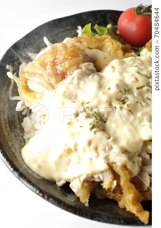 熱雞南板碗配大量的sauce汁和蔬菜，如櫻桃番茄（白色背景） 70484644