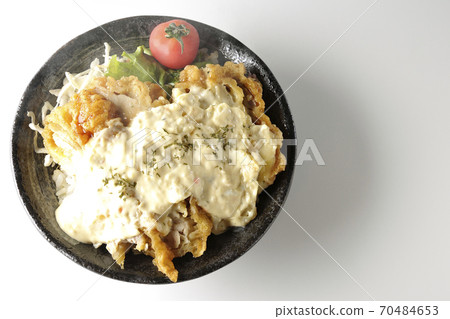 熱雞南板碗配以大量的塔塔醬和蔬菜，例如櫻桃番茄（白色背景，鳥瞰圖） 70484653