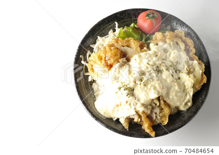 Hot chicken nanban bowl with plenty of tartar sauce with vegetables such as cherry tomatoes (white background, bird's-eye view) Hot chicken nanban bowl with plenty of tartar sauce with vegetables such as cherry tomatoes (white background, bird's-eye view) 70484654