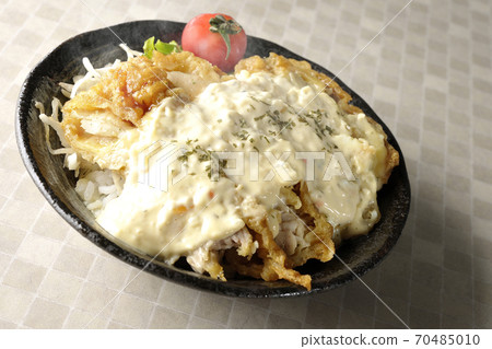 熱雞南半碗配上大量的塔塔醬和蔬菜，例如櫻桃番茄 70485010